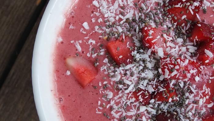 Smoothie bowl rode vruchten
