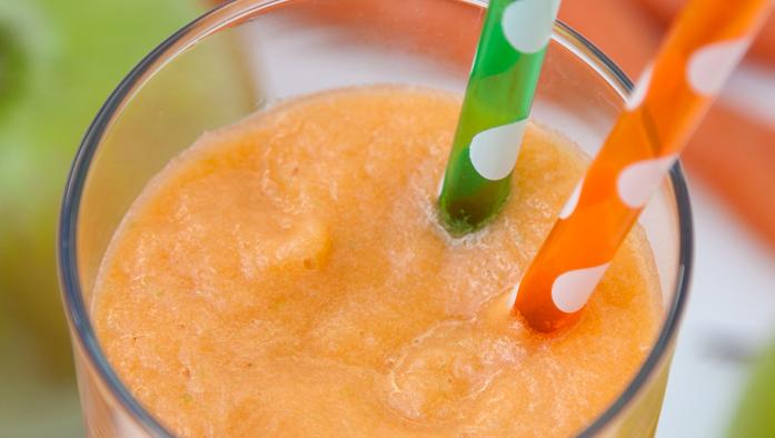 Smoothie van wortel sinaasappel en appel